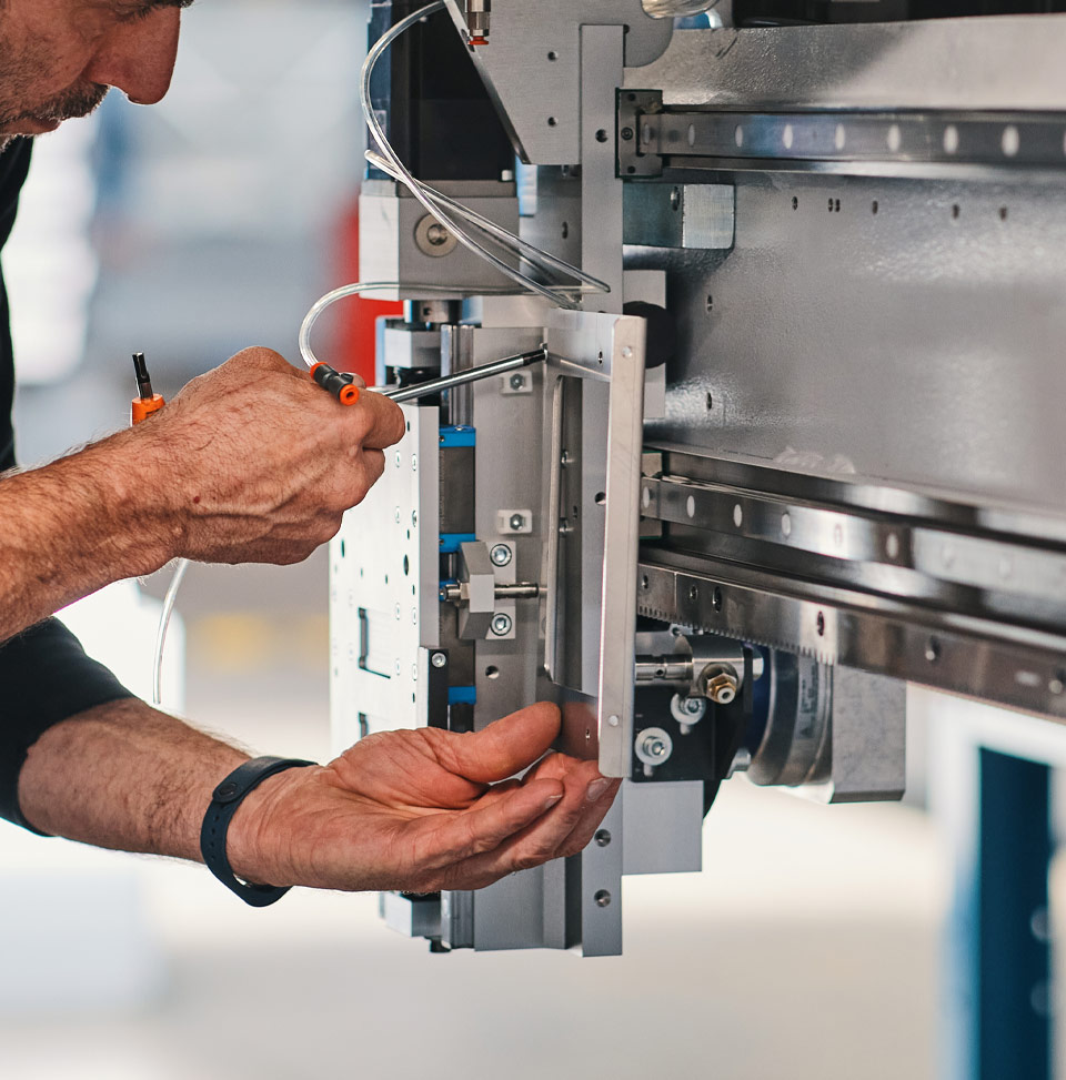 Cy-laser cutting head assembling