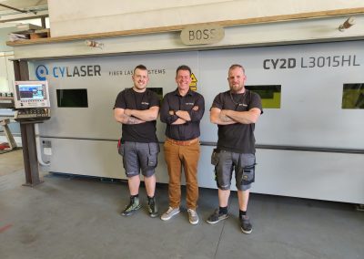 Reinhard Steinwandter con i figli Kevin e Stefan davanti a laser fibra Cy-laser